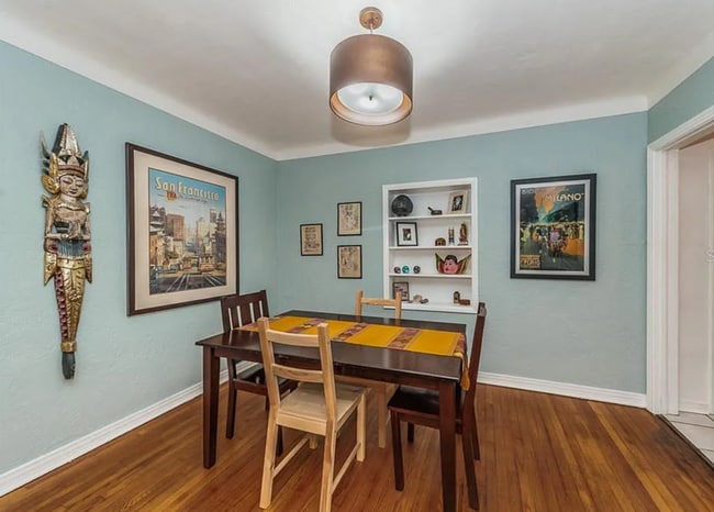 Building Photo - 3 bedroom 1 bath home with a large yard an...