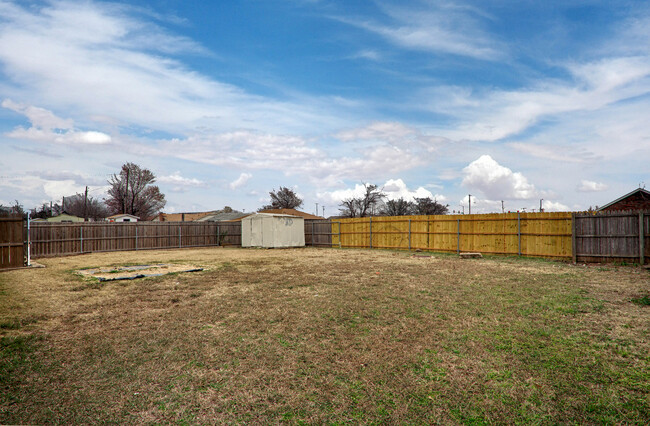 Building Photo - 4 Bedroom - 2 Bathroom - Large Yard in Moo...