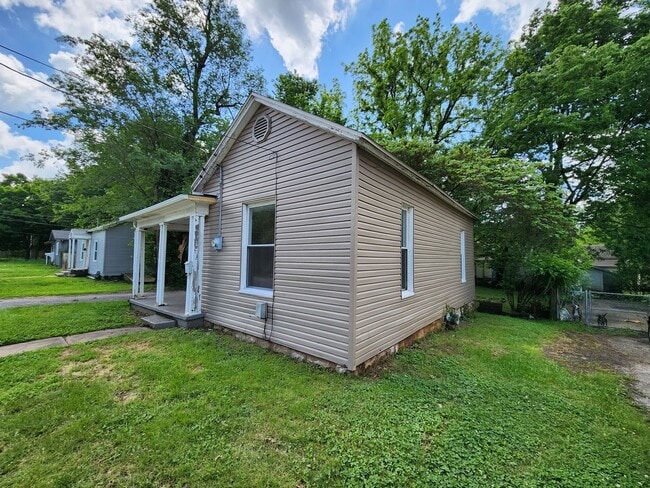 Building Photo - Spacious 2-Bedroom, 1-Bathroom Home AVAILABLE NOW!!