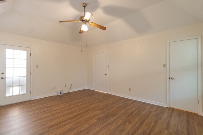 Building Photo - 2411 Raintree Path