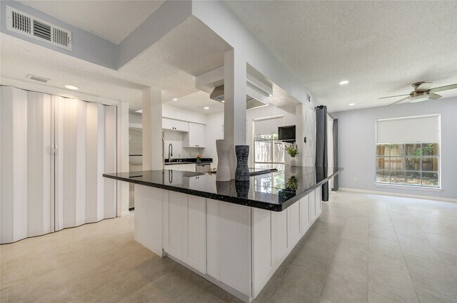 Building Photo - 7965 Kendalia Dr