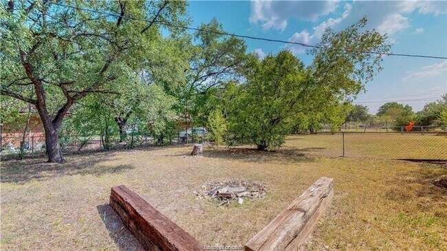 Building Photo - HUGE 4/4 in Eastgate!!