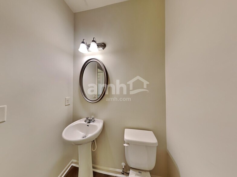 Building Photo - 908 Pine Ln