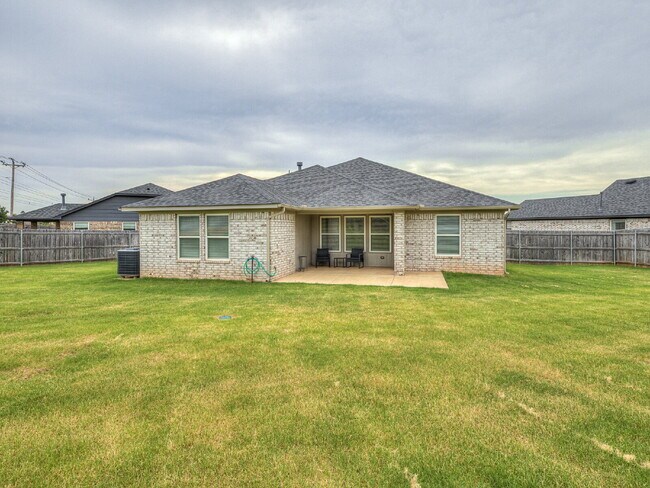 Building Photo - Modern Home on Large Lot!
