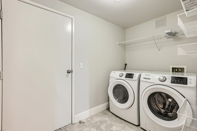 Building Photo - HIGHLY DESIRABLE UPGRADED ONE BEDROOM COND...