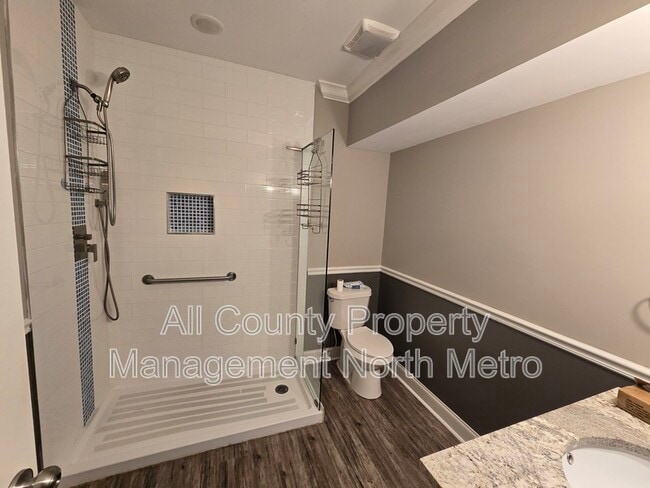 Building Photo - 545 Lakeview Dr