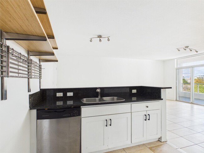 Building Photo - 425 NE 30th St