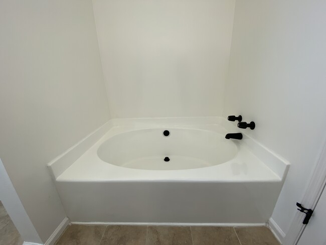 Building Photo - 2200 Parkside Dr