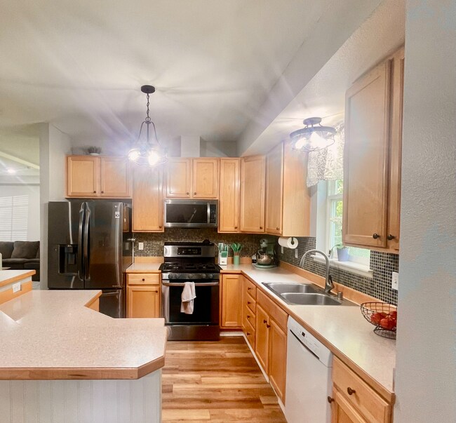 Building Photo - Fantastic 4 bedroom single family home wit...