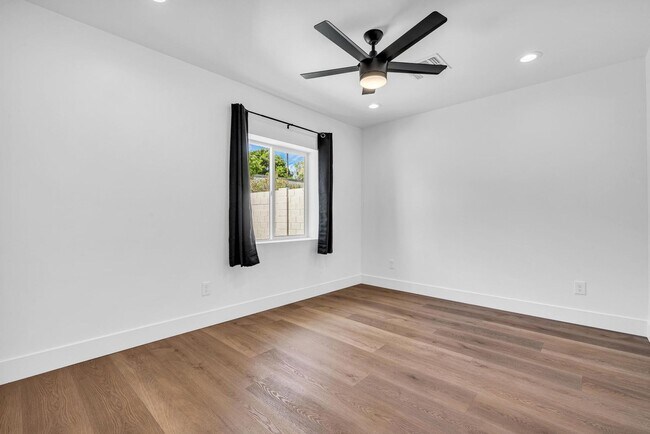 Building Photo - 6 Bedroom/4 Bath - Fully Remodeled