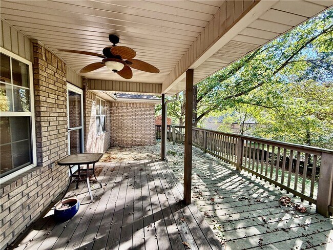 Building Photo - 305 Meadows Ct