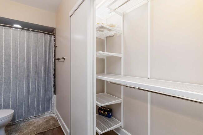 Building Photo - 1960 Variations Dr NE