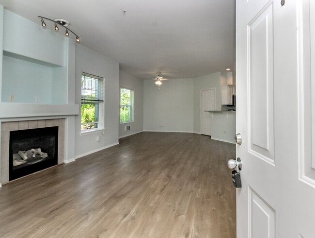 Building Photo - Low maintenance condo living in DuPont