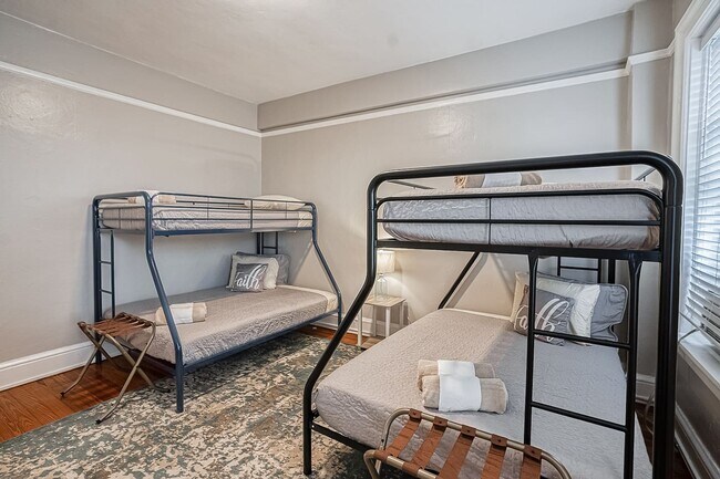 Building Photo - Furnished & Perfectly Located Downtown in ...