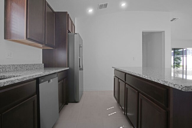 Building Photo - Modern Comfort Meets Convenience