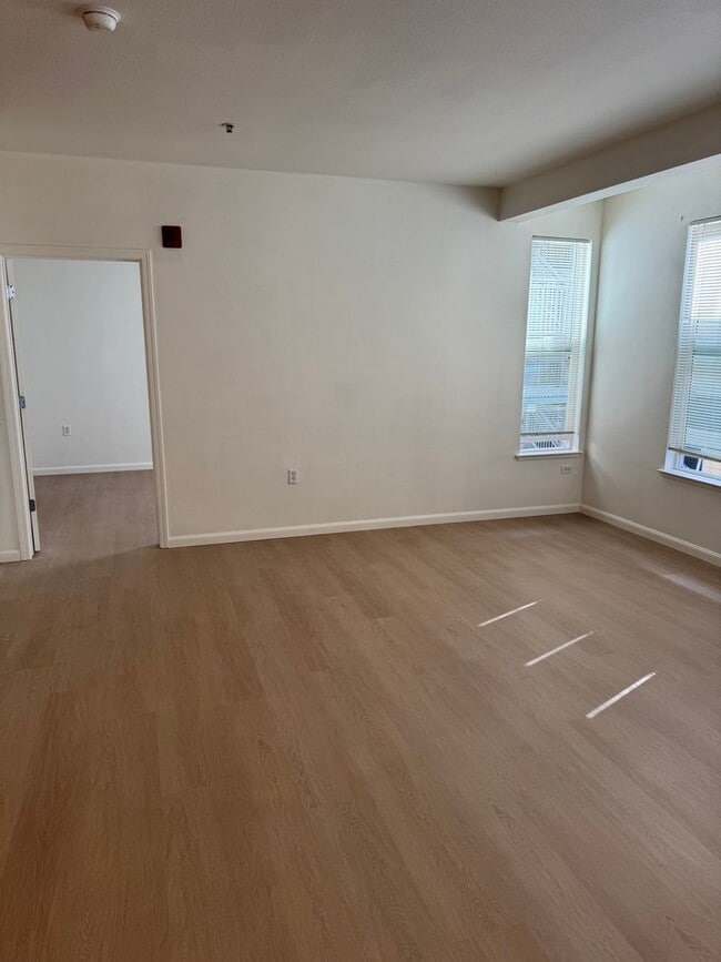 Building Photo - Downtown Oakland Secured access Condo with...
