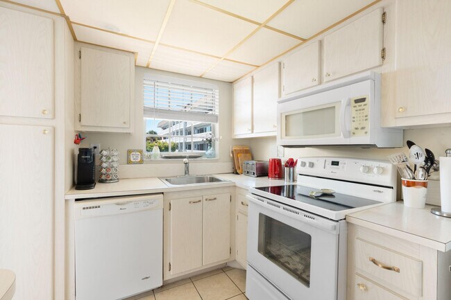 Building Photo - 1971 SE 5th Ct