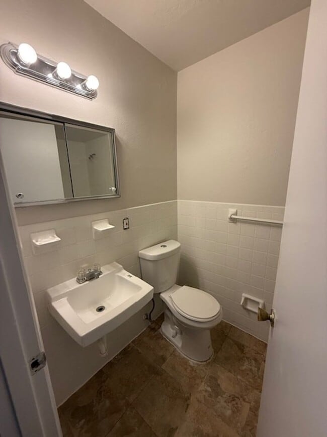 Building Photo - Charming 2-Bedroom Duplex with Modern Upda...