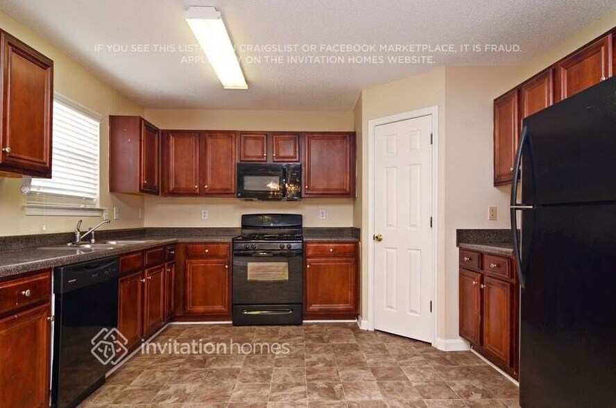Building Photo - 4457 Estate St