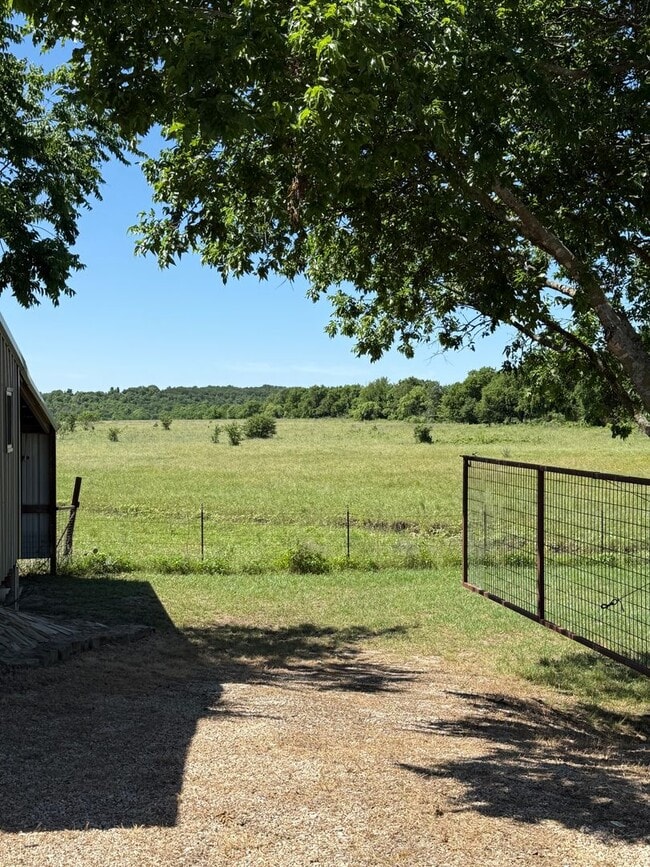 Building Photo - 2 bedroom home fully fenced on nearly an a...