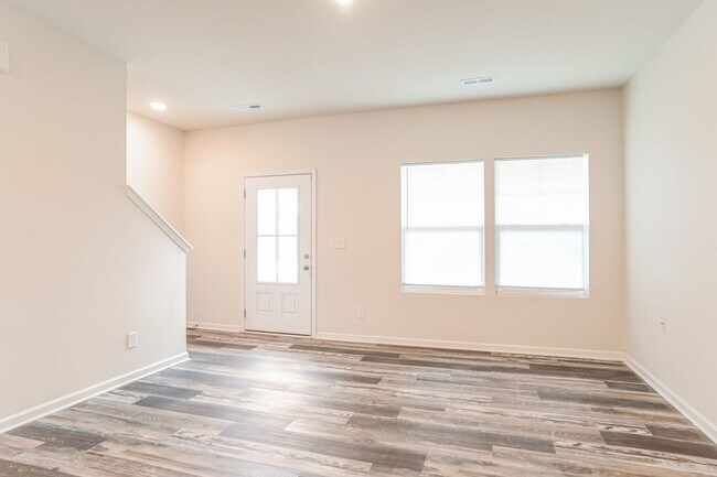 Building Photo - 3BR Townhome • Full Kitchen • Garage + Driveway