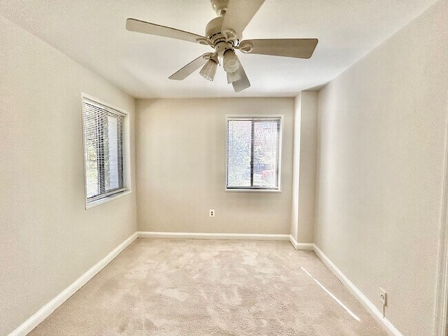 Building Photo - Great location, 1 BR 1 BA in-unit laundry ...
