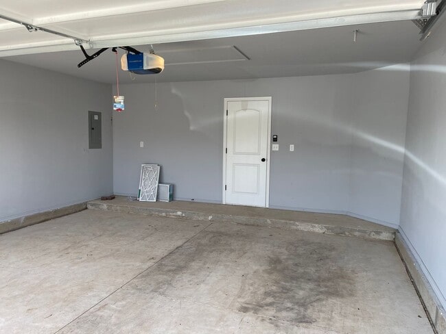 Building Photo - Mustang Schools! 3 bed 2 bath in Yukon! Built in 2020, Beautiful finishes and fenced backyard.