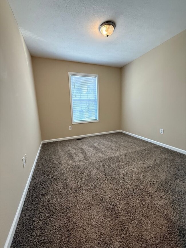 Building Photo - 3 bedroom, 2.5 bath townhome