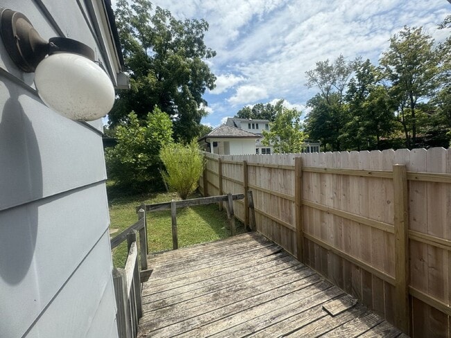 Building Photo - 1906 E Maxwell Ln