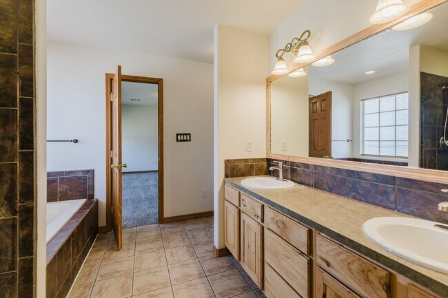 Building Photo - Spacious 4 Bedroom 2 Bath Home near Shopping