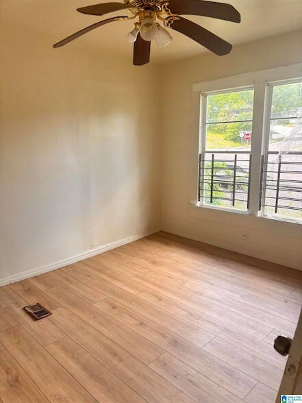 Building Photo - 410 53rd St Ens