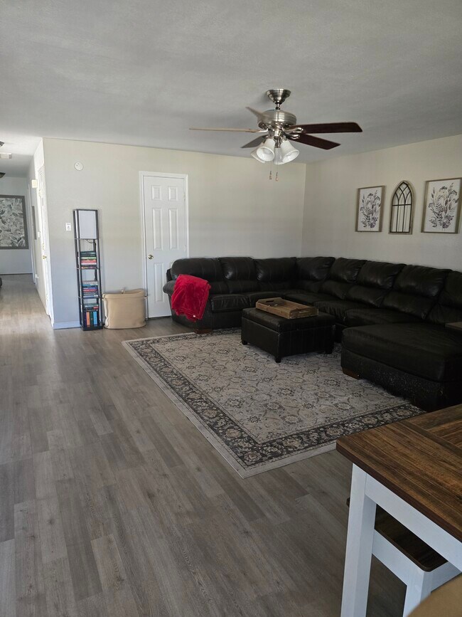 Building Photo - 1004 W Yucca Ave