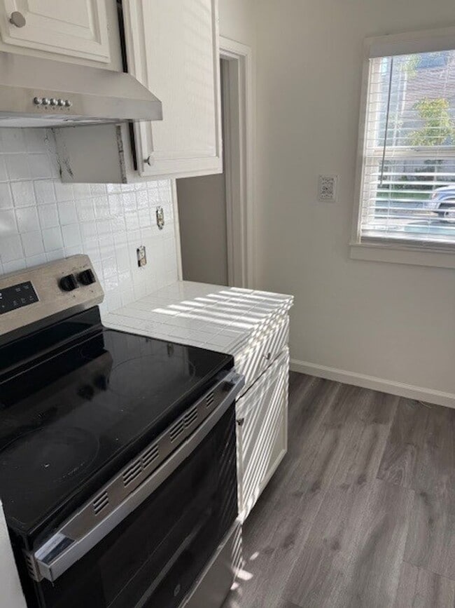 Building Photo - Burlingame Charming One-Bedroom Home