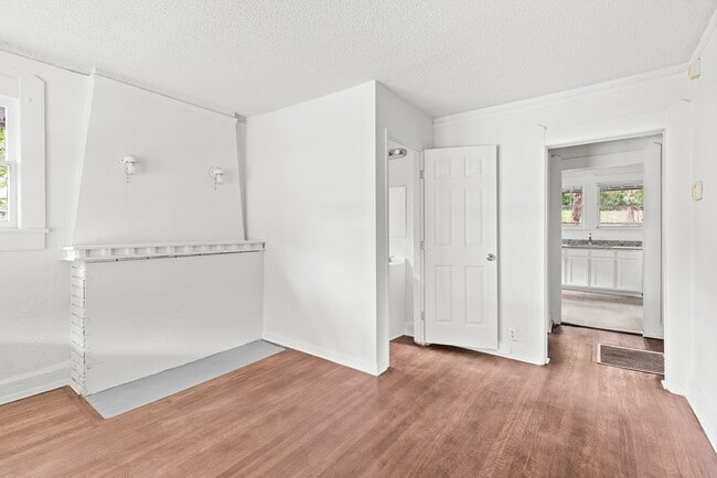 Building Photo - Charming 2 Bedroom, 2 Bathroom house