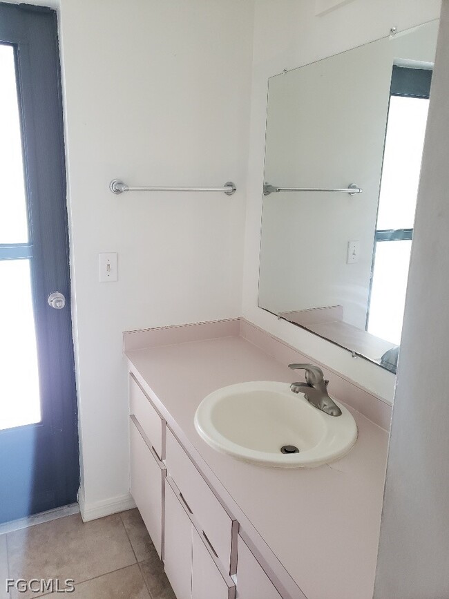 Building Photo - 1024 SE 25th Terrace