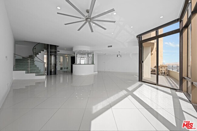 Building Photo - 4267 Marina City Dr