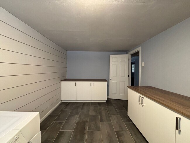 Building Photo - 3 Bed/2 Bath Ranch Home on Large Lot with Oversized Garage