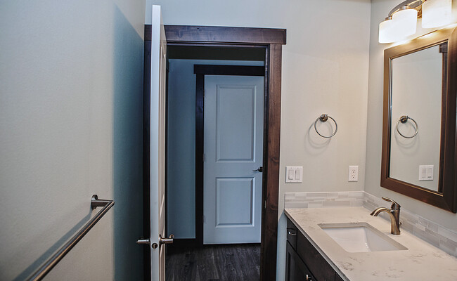 Building Photo - 4 Bedroom with Shop and View of the Mounta...