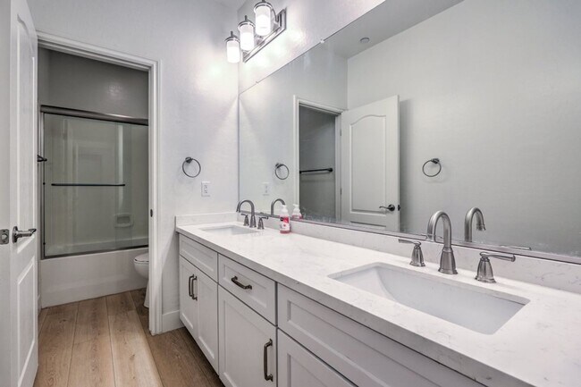 Building Photo - Elegant 5-Bedroom Henderson Home in the Heart of Green Valley