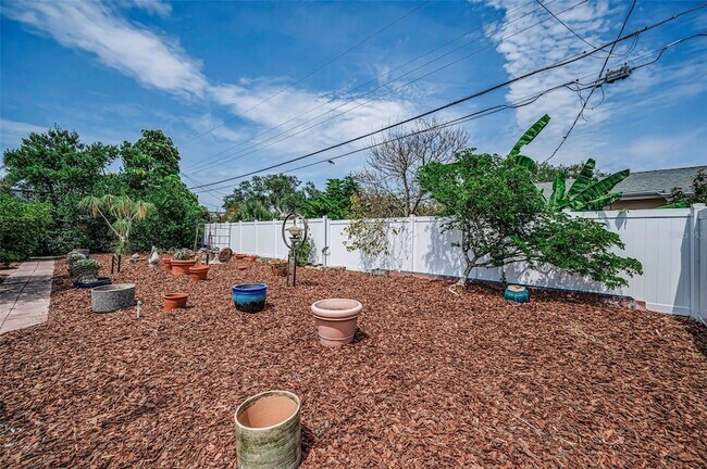 Building Photo - 1387 Hill Dr