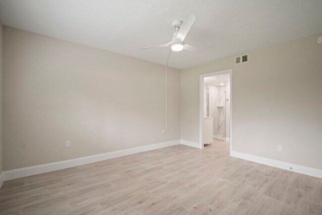 Building Photo - Nicely Renovated 2 bedrooms 2 bathrooms Co...