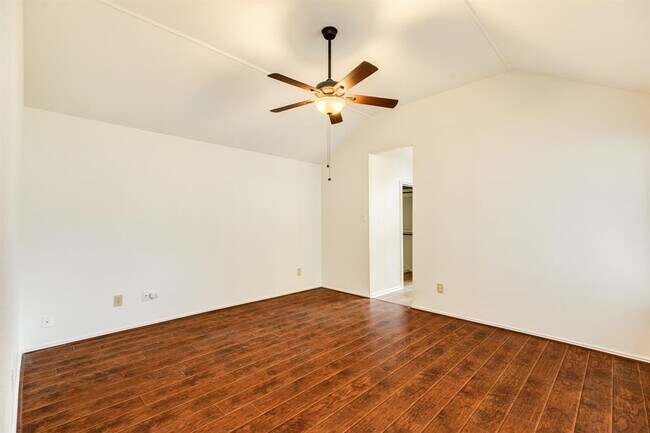 Building Photo - 10506 Green Valley Ln