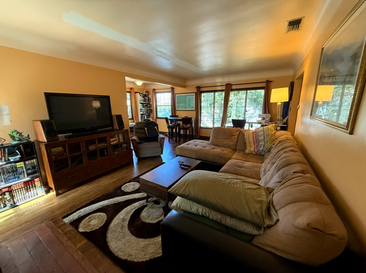 Building Photo - 6330 Longridge Ave