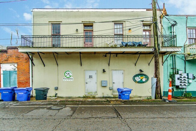 Building Photo - Downtown Charm: Spacious 1BR Apartment in ...