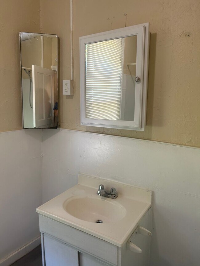 Building Photo - Germantown 2BR w/porch and yard