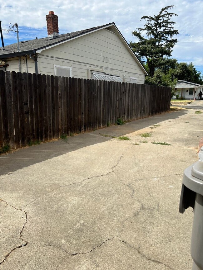 Building Photo - Available now! El Camino & Colfax - 2 bedr...