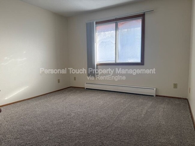 Building Photo - 301 6th St S