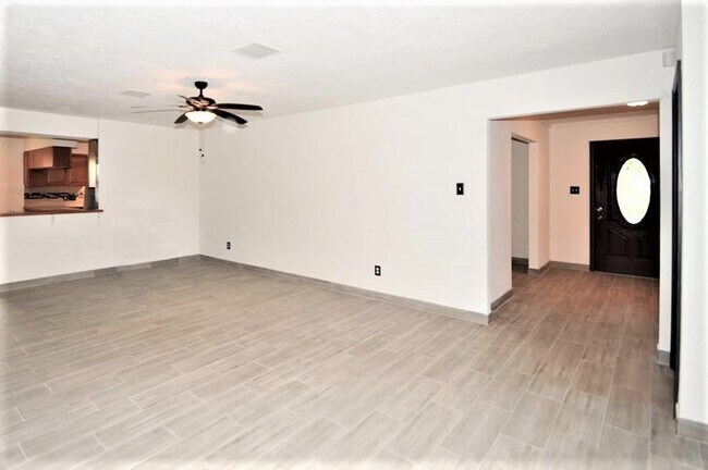 Building Photo - 2004 Sleepy Hollow Dr