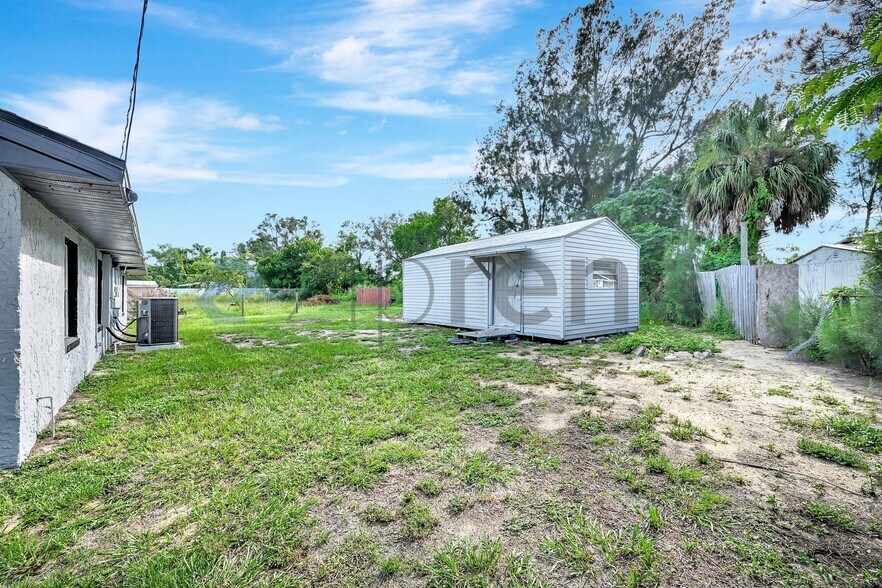 Building Photo - Unit A