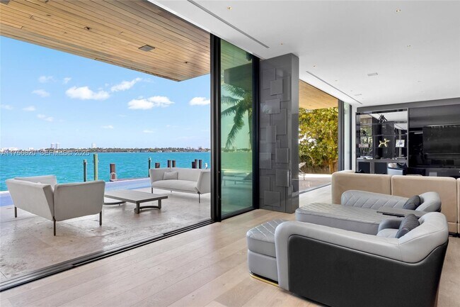 Building Photo - 825 E Dilido Dr